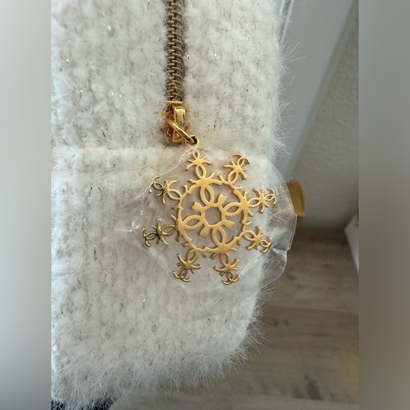 CHANEL 2024 Holiday Cosmetic Pouch - Picture 4 of 7